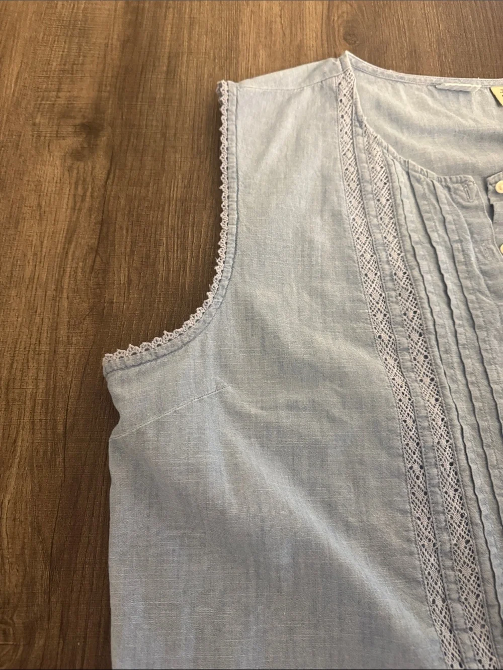 Levi's Light Blue Sleeveless Pintuck Button-Front Blouse - Picture 5 of 6